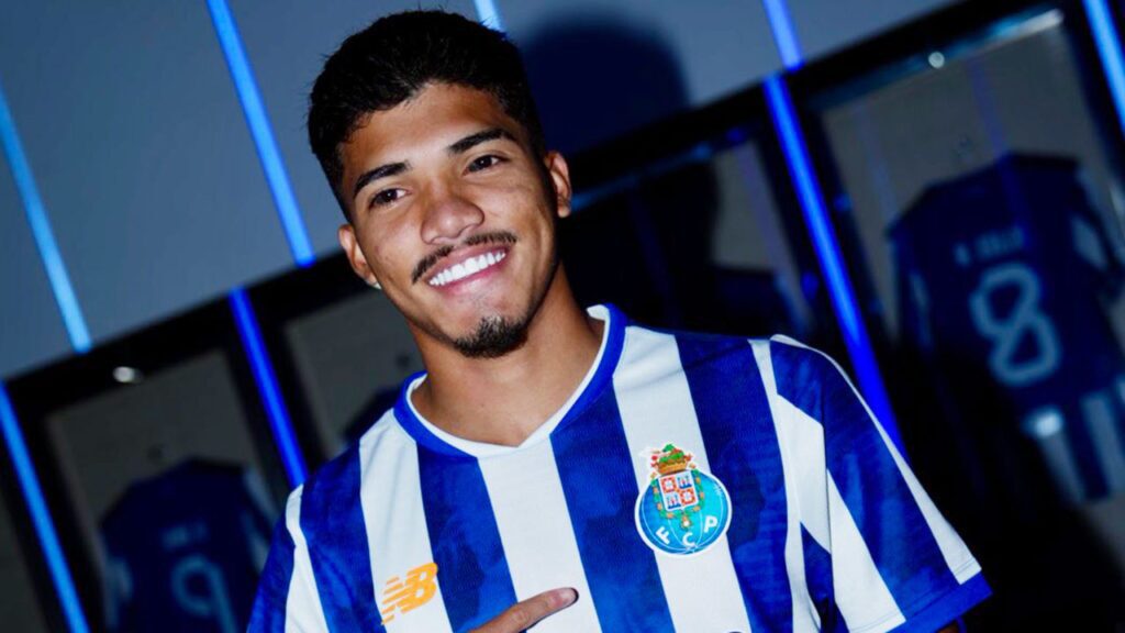 Calciomercato Roma, non Solo Ednrick: Spunta un Altro Nome per l'Attacco. Ecco di chi si Tratta 3 Calciomercato Roma, non Solo Ednrick: Spunta un Altro Nome per l'Attacco. Ecco di chi si Tratta